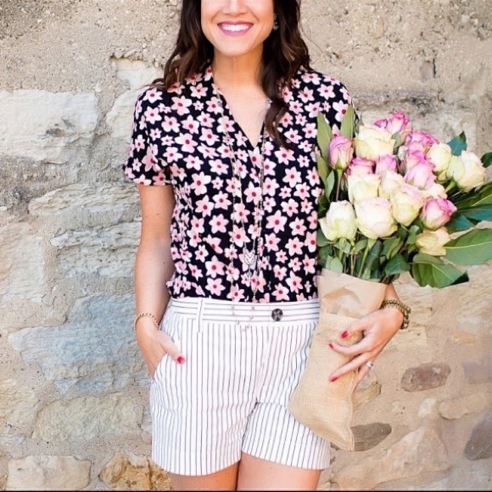 Cabi Harmony Pink Daisy V-neck Blouse - M‎
